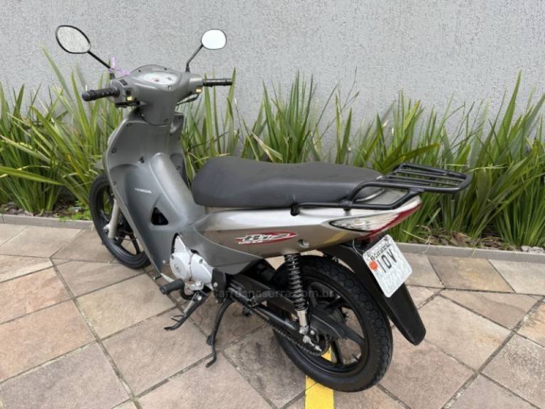 HONDA - BIZ 125 - 2008/2008 - Cinza - R$ 8.900,00